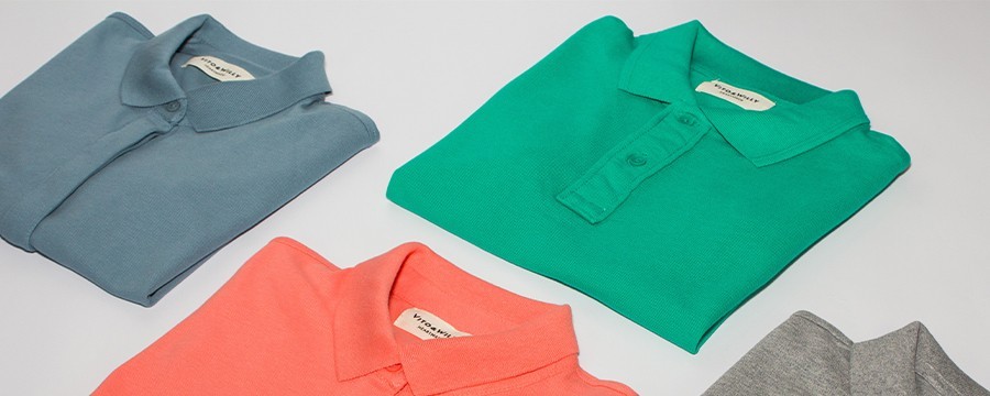 Bunte Poloshirts und bedruckt mit Firmenlogo